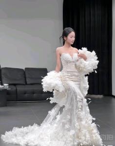女