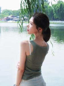 不理小嫚