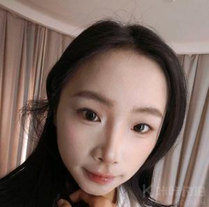 女