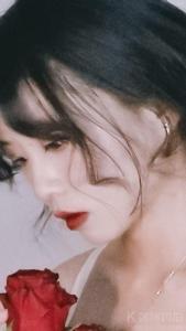 女