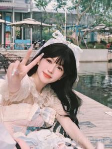 女