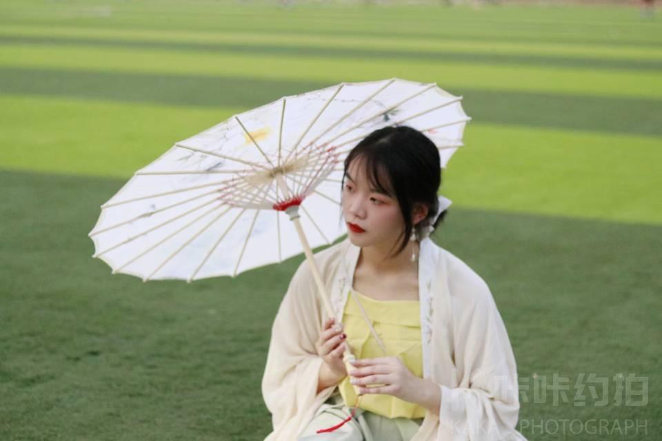 爱挣钱的小余