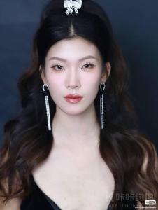 短辫姑娘